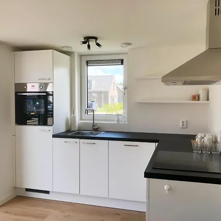 74 Op Recreatiepark De Wielen 度假居 *