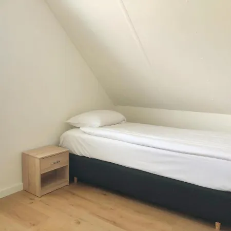 74 Op Recreatiepark De Wielen 度假居 *